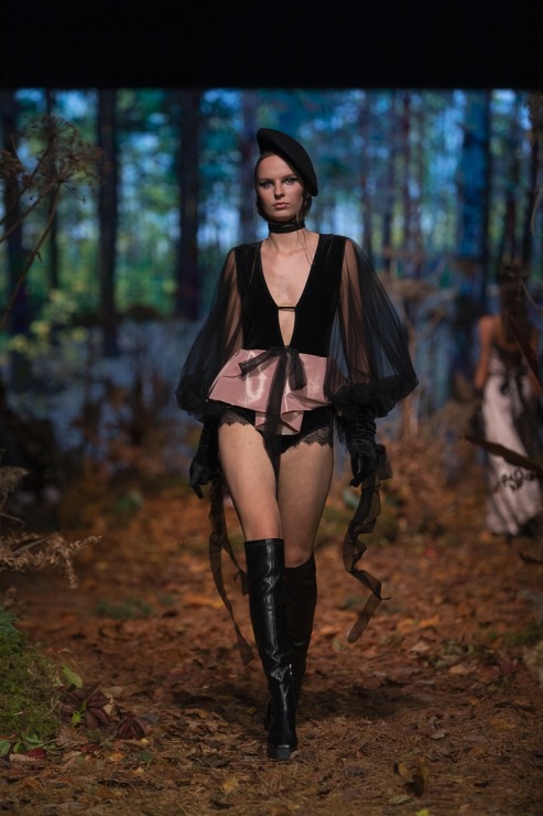 Rīgas modes nedēļā «Riga Fashion Week 2022» prezentējas «Amoralle» no Latvijas . Foto: Mark Litvyakov 325849