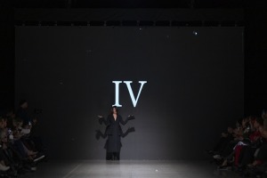 Rīgas modes nedēļā «Riga Fashion Week 2022» prezentējas «Iveta Vecmane» no Latvijas. Foto: Mark Litvyakov 45