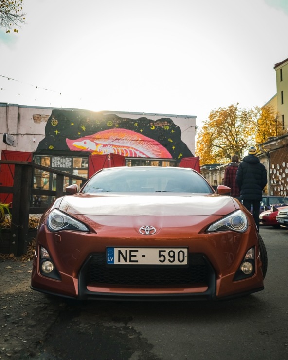 Radošajā Tallinas ielas  kvartālā sezonu noslēdz Latvijā skaistāko japāņu automašīnu īpašnieki. Foto: jdm.lv 326693