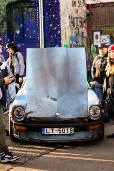 Radošajā Tallinas ielas  kvartālā sezonu noslēdz Latvijā skaistāko japāņu automašīnu īpašnieki. Foto: jdm.lv 36