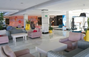 Iepazīstam Tenerifes dienvidos 4 zvaigžņu viesnīcu «Spring Hotel Bitacora».  Sadarbībā ar Tez Tour un airBaltic 12