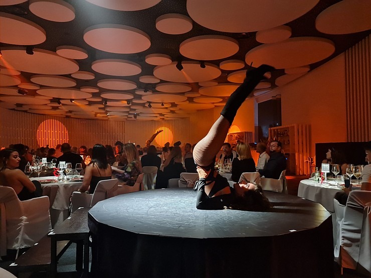 Apmeklējam Tenerifes viesnīcas «Gf Victoria Hotel» erotisku izklaides programmu «Scandal Dinner Show». Sadarbībā ar Tez Tour un airBaltic 329679