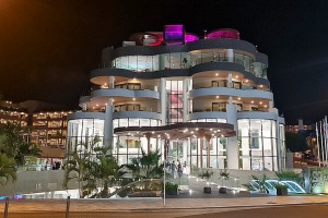 Apmeklējam Tenerifes viesnīcas «Gf Victoria Hotel» erotisku izklaides programmu «Scandal Dinner Show». Sadarbībā ar Tez Tour un airBaltic 1