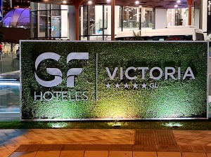 Apmeklējam Tenerifes viesnīcas «Gf Victoria Hotel» erotisku izklaides programmu «Scandal Dinner Show». Sadarbībā ar Tez Tour un airBaltic 2