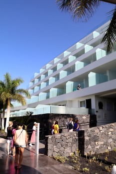 Travelnews.lv iepazīst skaistu Tenerifes 5 zvaigžņu viesnīcu «Royal Hideaway Corales Beach - Adults Only». Sadarbībā ar Tez Tour 3