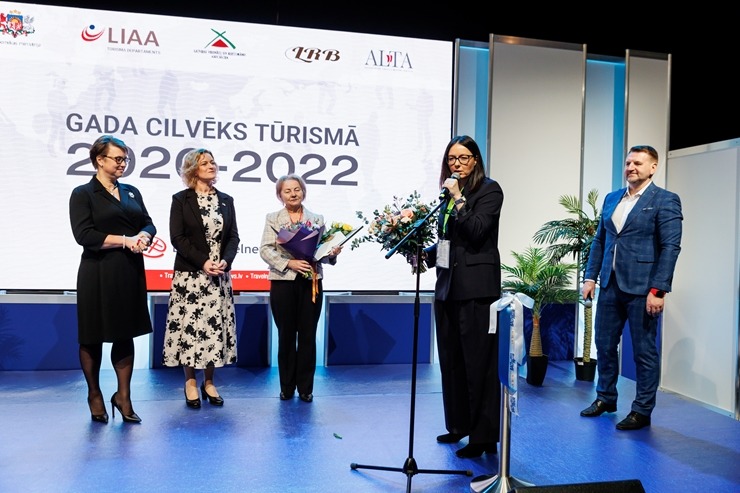 Ķīpsalas tūrisma izstādē «Balttour 2023» tiek sveikti «Gada cilvēks tūrismā 2022-2023» laureāti - Jānis Jenzis, Astrīda Trupovniece un Vadim Muhins. F 332292