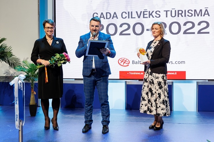 Ķīpsalas tūrisma izstādē «Balttour 2023» tiek sveikti «Gada cilvēks tūrismā 2022-2023» laureāti - Jānis Jenzis, Astrīda Trupovniece un Vadim Muhins. F 332294