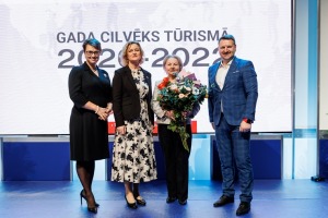 Ķīpsalas tūrisma izstādē «Balttour 2023» tiek sveikti «Gada cilvēks tūrismā 2022-2023» laureāti - Jānis Jenzis, Astrīda Trupovniece un Vadim Muhins. F 12