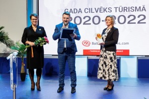 Ķīpsalas tūrisma izstādē «Balttour 2023» tiek sveikti «Gada cilvēks tūrismā 2022-2023» laureāti - Jānis Jenzis, Astrīda Trupovniece un Vadim Muhins. F 13