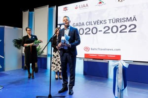 Ķīpsalas tūrisma izstādē «Balttour 2023» tiek sveikti «Gada cilvēks tūrismā 2022-2023» laureāti - Jānis Jenzis, Astrīda Trupovniece un Vadim Muhins. F 15
