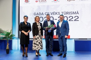 Ķīpsalas tūrisma izstādē «Balttour 2023» tiek sveikti «Gada cilvēks tūrismā 2022-2023» laureāti - Jānis Jenzis, Astrīda Trupovniece un Vadim Muhins. F 18