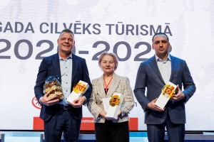 Ķīpsalas tūrisma izstādē «Balttour 2023» tiek sveikti «Gada cilvēks tūrismā 2022-2023» laureāti - Jānis Jenzis, Astrīda Trupovniece un Vadim Muhins. F 20