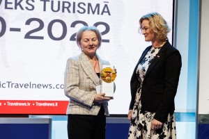 Ķīpsalas tūrisma izstādē «Balttour 2023» tiek sveikti «Gada cilvēks tūrismā 2022-2023» laureāti - Jānis Jenzis, Astrīda Trupovniece un Vadim Muhins. F 7