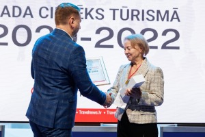 Ķīpsalas tūrisma izstādē «Balttour 2023» tiek sveikti «Gada cilvēks tūrismā 2022-2023» laureāti - Jānis Jenzis, Astrīda Trupovniece un Vadim Muhins. F 8