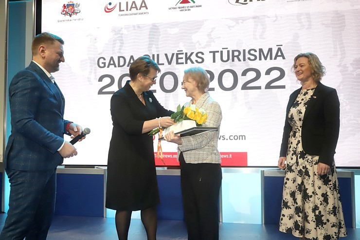 «Gada cilvēks tūrismā 2020-2022» laureāti tiek sveikti tūrisma izstādē «Balttour 2023». Foto: Rojs Maizītis 332320