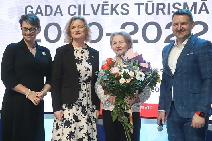 «Gada cilvēks tūrismā 2020-2022» laureāti tiek sveikti tūrisma izstādē «Balttour 2023». Foto: Rojs Maizītis 332325