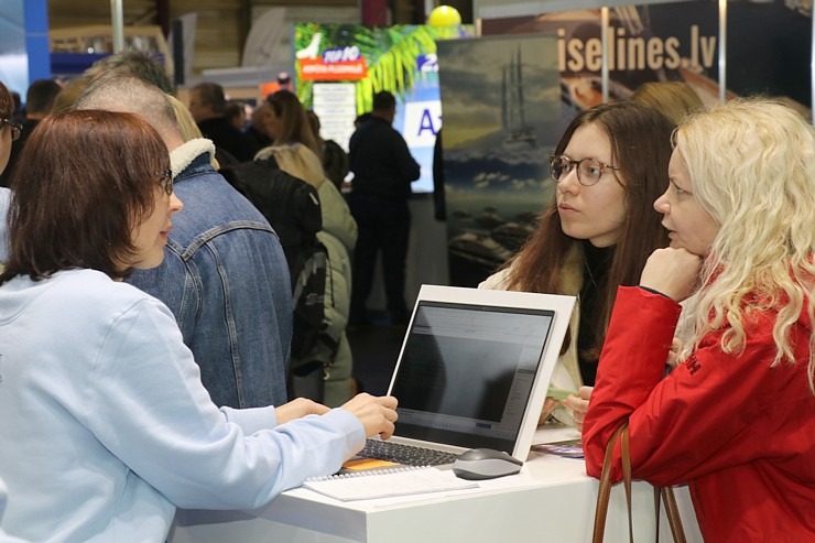 Tūrisma profesionāļi konsultāciju un pārdošanas procesā tūrisma izstādē «Balttour 2023» 332611