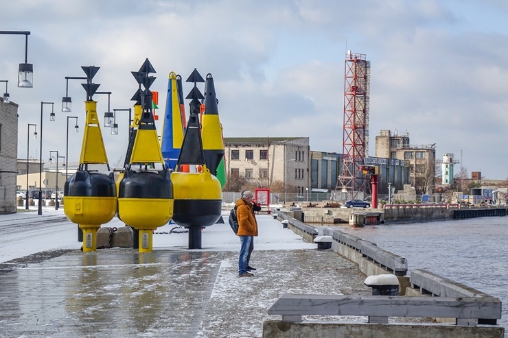 Skati uz Ventspils ostu un promenādi no vecajām Jūras darbnīcām. Foto: Oskars Jūra 333239