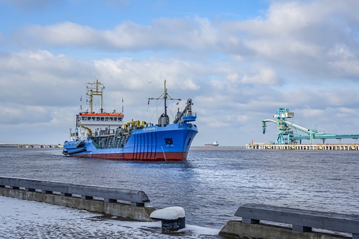 Skati uz Ventspils ostu un promenādi no vecajām Jūras darbnīcām. Foto: Oskars Jūra 333243