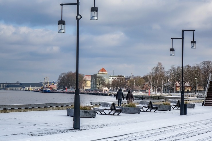 Skati uz Ventspils ostu un promenādi no vecajām Jūras darbnīcām. Foto: Oskars Jūra 333246