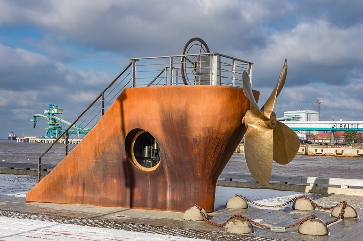 Skati uz Ventspils ostu un promenādi no vecajām Jūras darbnīcām. Foto: Oskars Jūra 333229