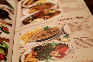 Travelnews.lv izbauda restorāna «Etno Dvaras» ēdienkarti Paņevežā un pārliecinās par 9% PVN 15