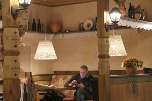 Travelnews.lv izbauda restorāna «Etno Dvaras» ēdienkarti Paņevežā un pārliecinās par 9% PVN 5
