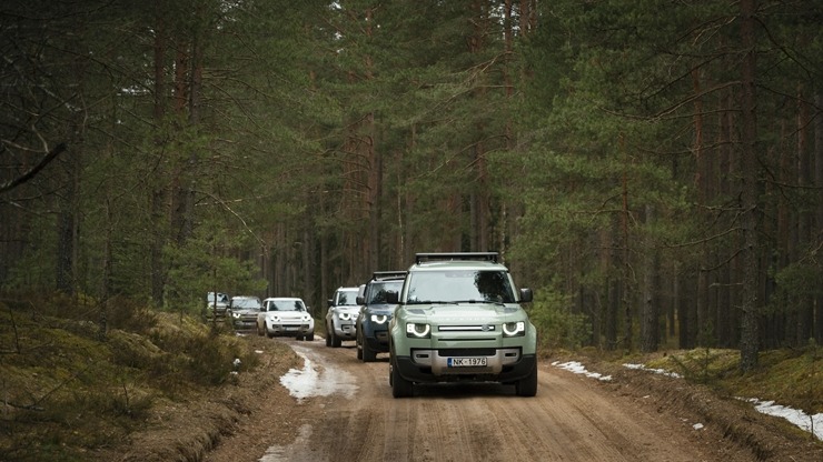 Svinot Land Rover un Defender 75. gadskārtu, zīmola fani dodas piedzīvojumu braucienā uz Vidzemi. Foto: Velocita.lv 334527
