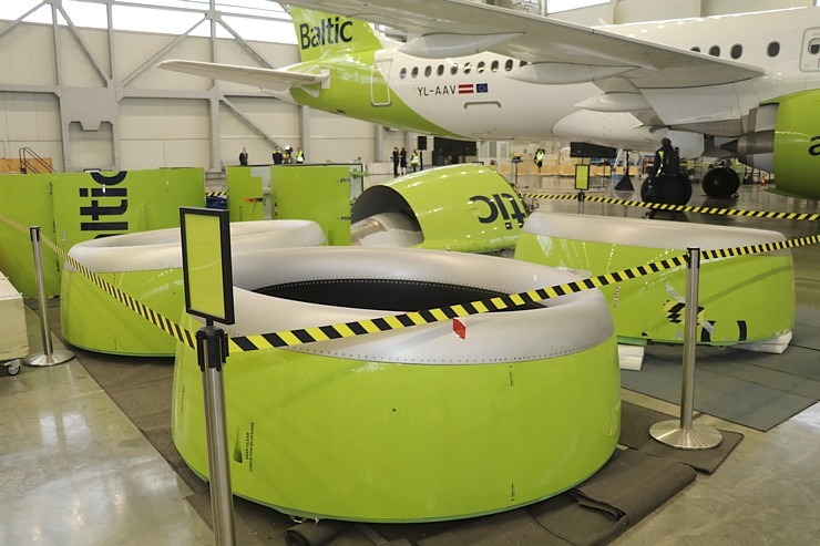 «airBaltic» rīko medijiem atvērto durvju dienu un iepazīstina ar lidmašīnu apkopes angāru 334605