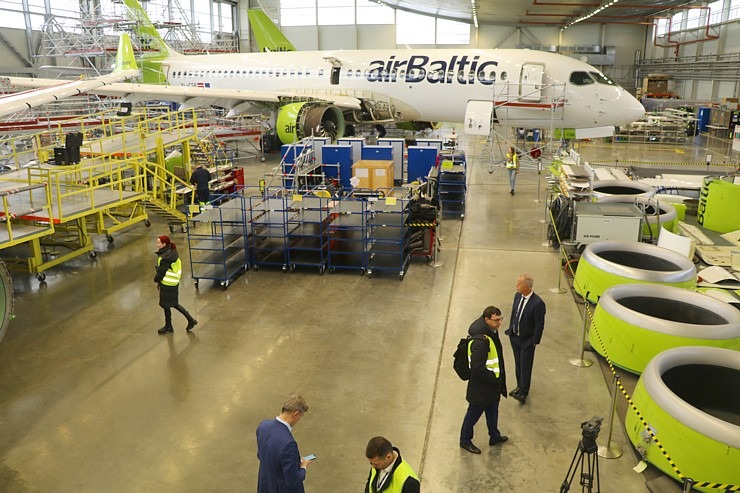 «airBaltic» rīko medijiem atvērto durvju dienu un iepazīstina ar lidmašīnu apkopes angāru 334612
