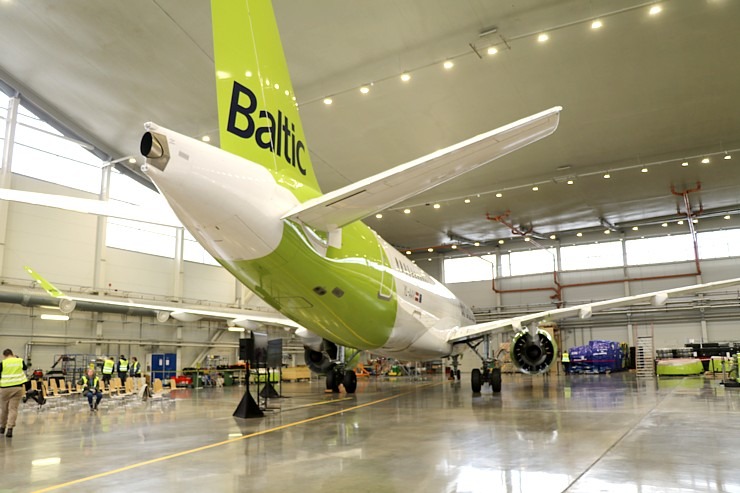 «airBaltic» rīko medijiem atvērto durvju dienu un iepazīstina ar lidmašīnu apkopes angāru 334618