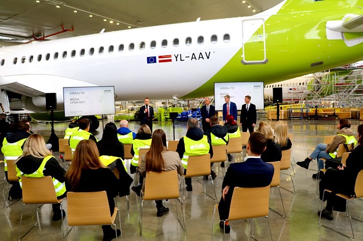 «airBaltic» rīko medijiem atvērto durvju dienu un iepazīstina ar lidmašīnu apkopes angāru 334585