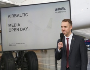 «airBaltic» rīko medijiem atvērto durvju dienu un iepazīstina ar lidmašīnu apkopes angāru 21