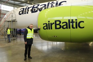 «airBaltic» rīko medijiem atvērto durvju dienu un iepazīstina ar lidmašīnu apkopes angāru 22