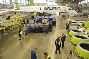 «airBaltic» rīko medijiem atvērto durvju dienu un iepazīstina ar lidmašīnu apkopes angāru 32