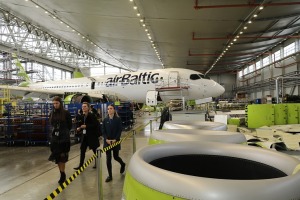 «airBaltic» rīko medijiem atvērto durvju dienu un iepazīstina ar lidmašīnu apkopes angāru 37