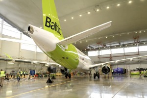 «airBaltic» rīko medijiem atvērto durvju dienu un iepazīstina ar lidmašīnu apkopes angāru 38