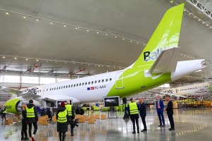 «airBaltic» rīko medijiem atvērto durvju dienu un iepazīstina ar lidmašīnu apkopes angāru 4