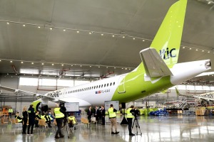 «airBaltic» rīko medijiem atvērto durvju dienu un iepazīstina ar lidmašīnu apkopes angāru 40