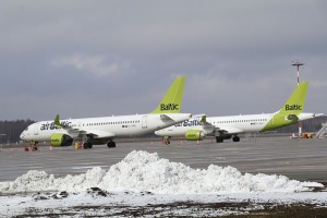 «airBaltic» rīko medijiem atvērto durvju dienu un iepazīstina ar lidmašīnu apkopes angāru 45