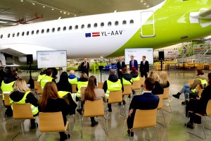 «airBaltic» rīko medijiem atvērto durvju dienu un iepazīstina ar lidmašīnu apkopes angāru 5
