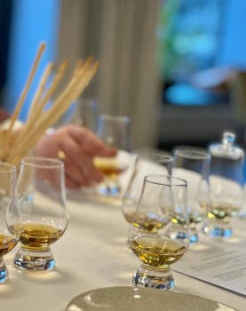 Travelnews.lv ņem dalību Rīgas restorāna «Whitehouse» viskija meistarklasē kopā ar viskijzini Oskaru Vārenbergu 11