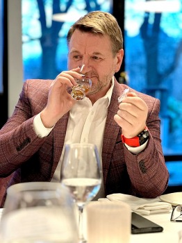 Travelnews.lv ņem dalību Rīgas restorāna «Whitehouse» viskija meistarklasē kopā ar viskijzini Oskaru Vārenbergu 18