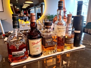 Travelnews.lv ņem dalību Rīgas restorāna «Whitehouse» viskija meistarklasē kopā ar viskijzini Oskaru Vārenbergu 4
