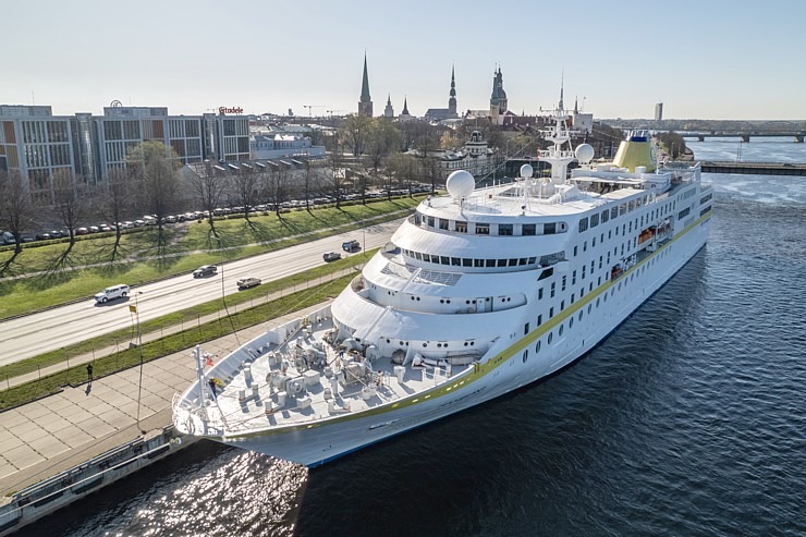 Rīgas ostā ienāk pirmais 2023.gada kruīzu kuģis «Hamburg» ar 360 pasažieriem. Foto: Jēkabs Vilkārsis 335277