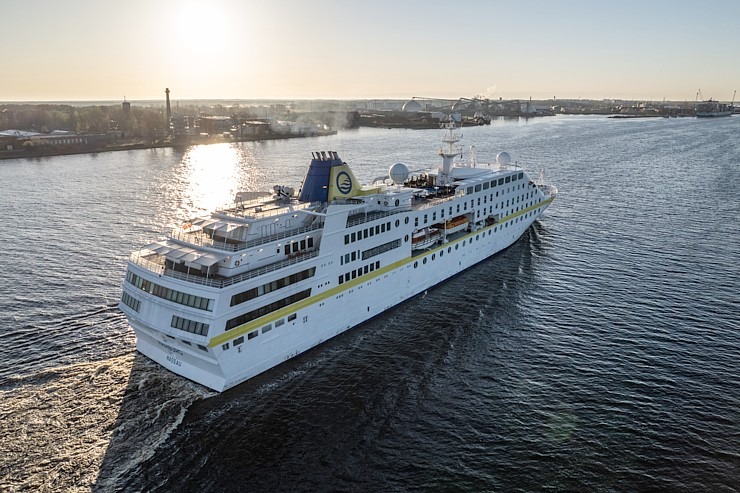 Rīgas ostā ienāk pirmais 2023.gada kruīzu kuģis «Hamburg» ar 360 pasažieriem. Foto: Jēkabs Vilkārsis 335309