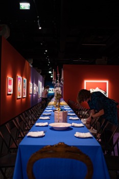 Mākslinieka Mailza Oldridža izstādes atklāšana muzejā «Fotografiska» Tallinā. Foto: Siim Loog 2