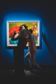 Mākslinieka Mailza Oldridža izstādes atklāšana muzejā «Fotografiska» Tallinā. Foto: Siim Loog 42