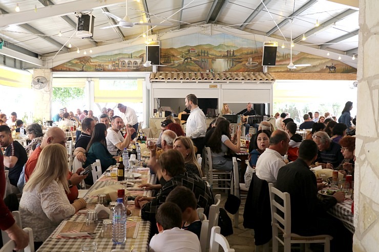 Travelnews.lv izbauda pusdienu piedāvājumu Kipras ēzeļu fermā «Agroktima Agios Georgios» 335751