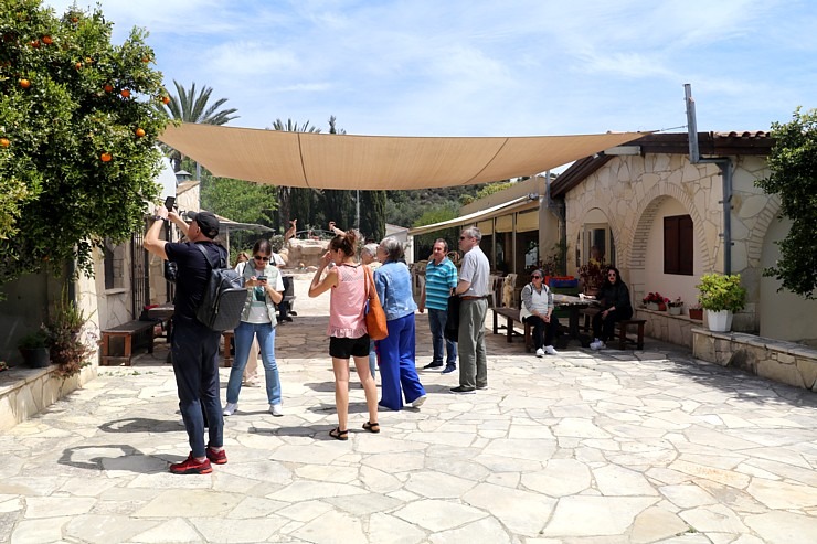 Travelnews.lv izbauda pusdienu piedāvājumu Kipras ēzeļu fermā «Agroktima Agios Georgios» 335742